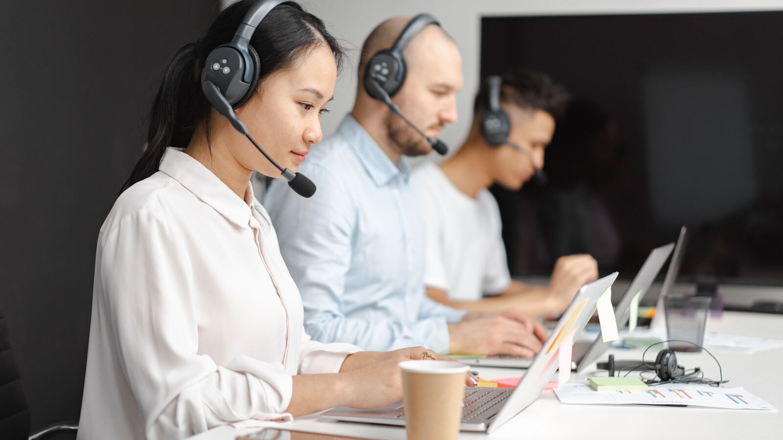 Especialista de Allstar brindando atención personalizada por teléfono a un cliente