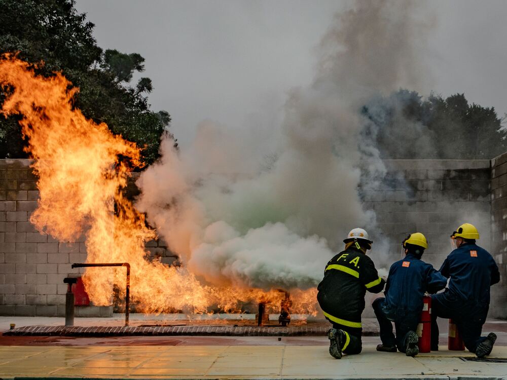 Personal capacitado por Allstar durante simulacro de combate de incendios en empresa